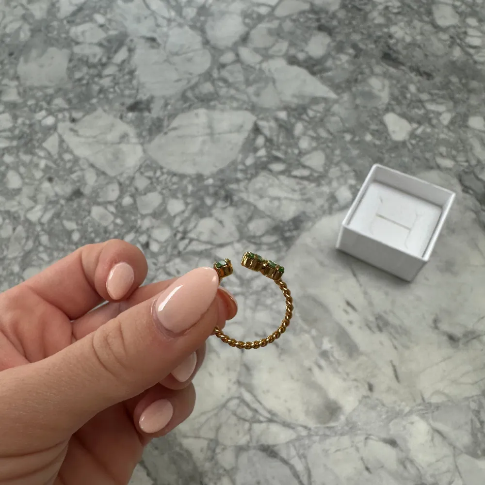 Säljer denna fina ringen från Caroline svedbom i modellen crystal star ring i färgerna peridot / Gold. Ringen är aldrig använd så i nyskick. Den är justerbar. Nypris 595. Accessoarer.
