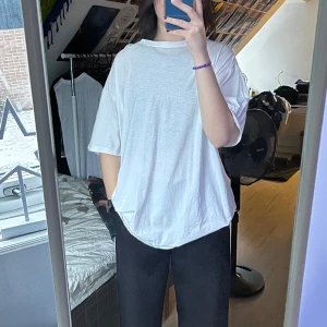 Vit t-shirt - oversized basic t-shirt, alltid bra att ha i sin garderob eller under hoodien