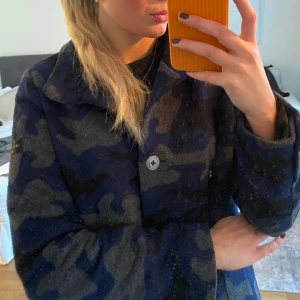 Frieda&Freddies kappa - vinter/höstjacka i kamouflage mönster från märket Frieda&Freddies. Storlek 38. Inga tecken på användning. Lite figursydd.