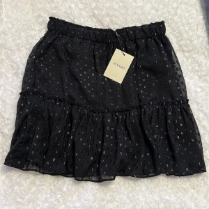 Nyårskjolen - Svart glittrig kjol från ONLY. Perfekt för nyår! Helt oanvänd med lappen kvar