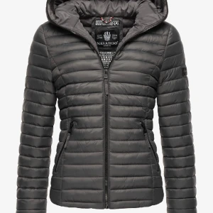 Vinterjacka  - Superfin vinterjacka som är i väldigt bra skick. Har använt den några gånger och nypris är 800. Färgen ser ut som på bilden(grågrön)!💓Skriv för mera bilder!