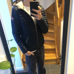 Colmar jacka - Ritkigt snygg colmar jacka i nyskick💫 storlek 14 vilket passar typ XS.❄️nypris är 2500kr  Modellen på bilden är 170🍁  Skriv vid frågor eller funderingar🌟