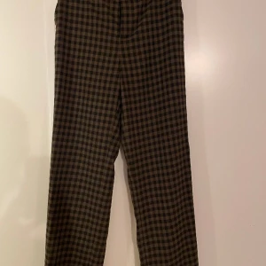 Rutiga kostymbyxor  - Grön- och svartrutiga kostymbyxor från By Malina, storlek S. Sparsamt använda så i mycket bra skick.