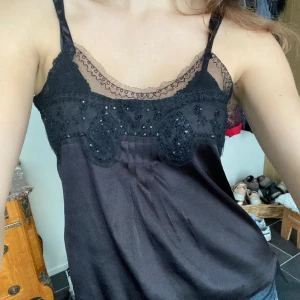 Linne  - Broderat linne med fina detaljer!