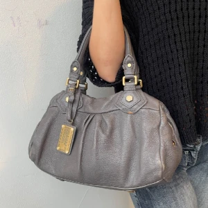 Marc jacob väska - INTRESSEKOLL!!💓 Marc Jacobs väska i bra skick, finns några defekter som man kan se på bilden. Hör av er vid intresse!💞Axelvand och bag finns tillgängligt Utgångspris 2300kr