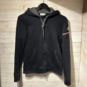 Moncler hoodie - Säljer nu denna moncler zip-tröjan Storlek: S Skick: 9/10 Pris: 1699kr