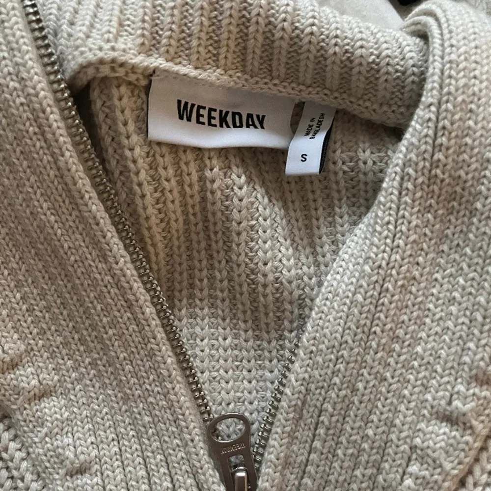 Jättefin stickad zip-up tröja från weekday som bara är använd 1 gång. Färgen är beige men modellen är samma som på bilden från hemsidan!. Stickat.