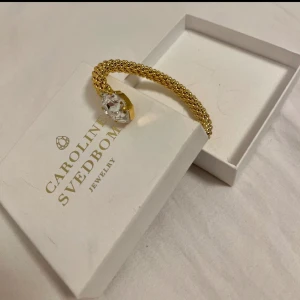 Caroline Svedbom halsband  - Armband Caroline Svedbom  Aldrig använd, fått i present.   Nypris 995 Mitt pris 600