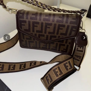 Axelremsväska brun, oanvänd - Jättefin!