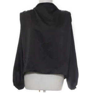 Svart blus - Jättesöt satinblus från asos