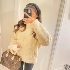 Beige fluffig jacka  - Jätte mysig, mer kofta material än jacka 🧸🤍