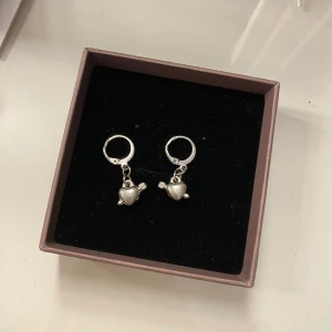 Örhängen - Säljer dessa örhängen som inte kommer till användning. 🩷