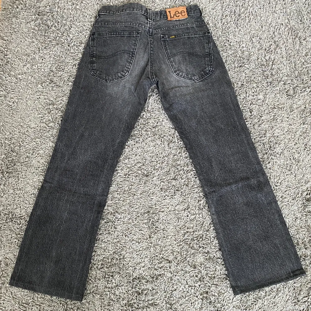 Superfina gråa midwaist jeans från Lee i toppenskick. Säljer pga för korta för mig Midjemått: 36 cm Innerbenslängd: 71 cm Ytterbenslängd: 97 cm. Jeans & Byxor.