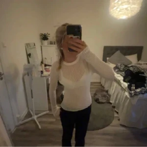 GENOMSKINLIG RIBBAD LÅNGÄRMAD TRÖJA - Hejsan! Säljer denna superfina trendiga ultralight tröjan ifrån HM! Den är i storlek S och sitter superfint på, säljer endast då den knappast kommer till användning längre. Fin fint skick, säljes inte längre i Sverige på hemsidan! Hör av er vid frågor 💕