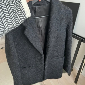 Kavaj från Other stories - Lyxig utekavaj från Other Stories strl 36. Fint skick. Nypris runt 1800kr.