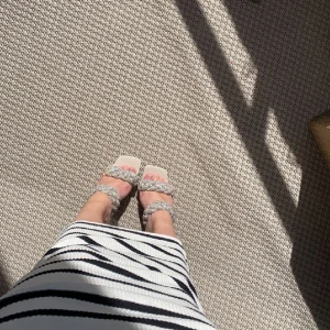Glittriga klackar/sandaletter  - Jättefina klickar från din sko, oanvända då jag skulle ha de på min bal men ångrade mig🫶🏻 sitter jätteskönt och glittrar jättefint i solen, perfekt inför kommande bal och student ❣️