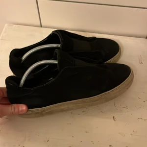 Arigatos  - Säljer ett par arigatos lacesless mocka, okej skick, finns smådefekter men inget som syns vid användning, rengör dom och dom blir mycket fina. nypris 2500, mitt pris 399. MVH Simon 