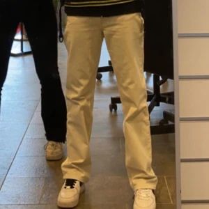 Rowe jeans - Säljer mina ljusa Weekday jeans i modellen ”Rowe” i storlek W27 L32❤️de har en liten olje fläck på rumpan som inte går bort i tvätten men den är inte så tydlig❤️första bilden är gammal för att jag växt ur dom