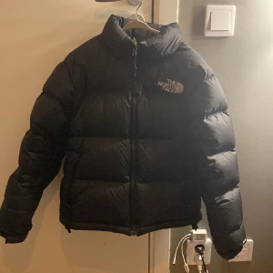 The north face jacka - Bra skick, säljs ny för runt 3000kr andvänd fåtal gånger storlek small och säljer på grund av att den inte kommer till andvändning skriv för intresse💕