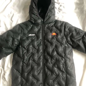 Ellese - Ellese storlek M Oanvänd för passade inte mig