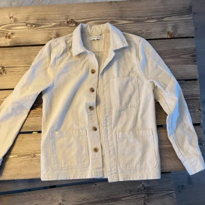 Beige jacja - Säljer min beige jacka som är knappt använd 