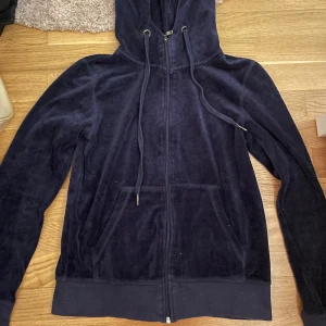 Velour zip up  - Super fin mörklila velour zip up, använd fåtal gånger men köpt second hand. I superbra skick. Passar s men även m skulle jag säga🥰