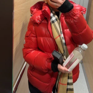 Moncler jacka  - Säljer min moncler maya jacka. Jackan har använts 2 vinter om du är intresserad så är det bara skriva. Den är äkta såklart. Pris kan diskuteras :) 