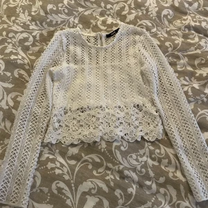 Vitspetströja - Säljer nu min fina spetströja! Använder 1 gång då jag redan har en i annan färg🌸Såljer för 200kr 