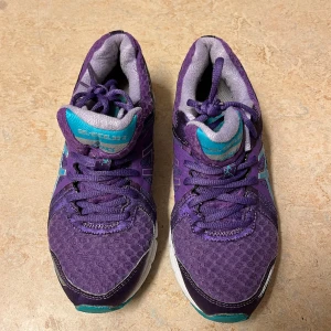 Asics skor - Ett par lila asics idrottsskor som inte används längre och som är tvättade så det är helt rena. Köparen står för frakten ❤️