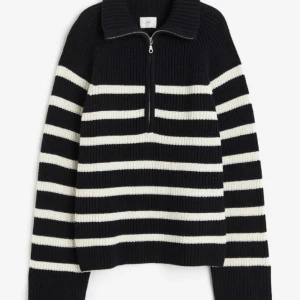 Stickad Randig Tröja med dragkedja och krage! - Randig tröja från H&M som används en gång, köpt för lite mindre än ett år sen. Köpte för 400kr men säljer för 200kr! Köparen står för frakten💕Tröjan är i XS men är väldigt oversized, så funkar lika bra om du har S/M vanligtvis!💕