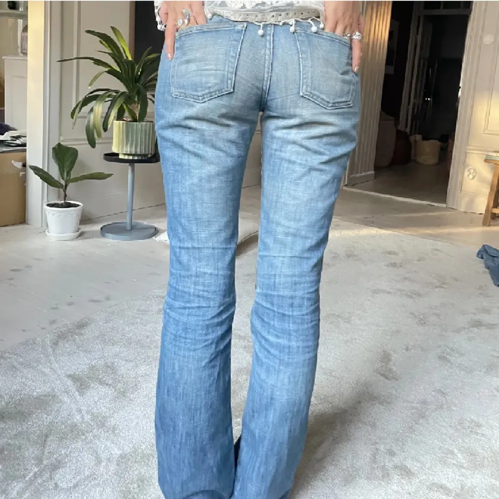 Säljer nu vidare dessa sjukt snygga Diesel Jeans i väligt bra skick💓Kommer starta en budgivning i veckan så håll utkik!!!  Midjemått: 40cm rakt över innerbenslängd: 81cm Ytterbenslängd: 99cm  Modellen på bilden är 175cm😁. Jeans & Byxor.