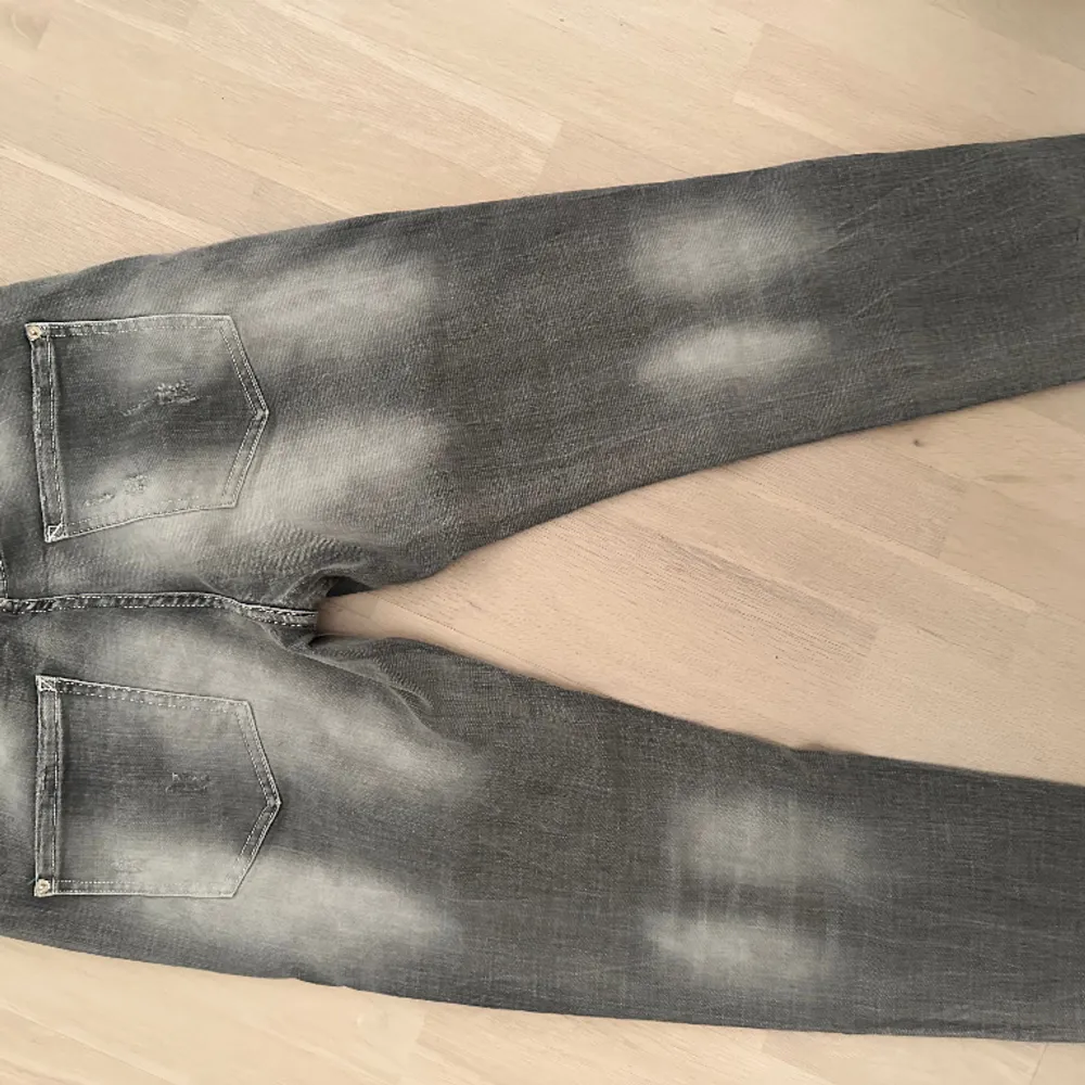 Tjena folket! Säljer nya, oanvända Dsquared jeans, gråa. Vid fler frågor är det bara att skriva.. Jeans & Byxor.