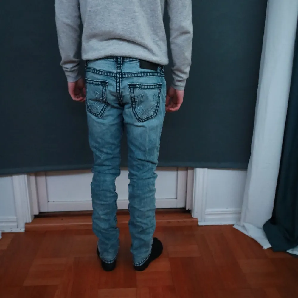 True Religion rocco jeans Nypris: 1500kr Condition 9/10 Storlek: 29 Knappt använda! Pris kan diskuteras!. Farkut & Housut.