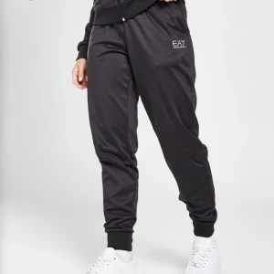 Grå Armani byxa - Säljer min Armani byxa som knappast kommer till användning längre men dock är byxan insydd lite men går att fixa.