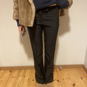 lågmidjade kostymbyxor  - Längd från midja 105 cm Midjemått 38 cm 