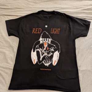 Bladee red light tshirt  - Bladee red light merch. Extremt svår att få tag i. Flitigt använd med lite cracks i trycket men i bra skick!