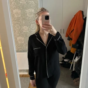 Skjorta från Zara - Skjorta köpt från Zara.  Finns lite lösa trådar. 
