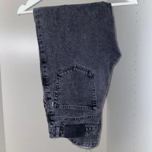 Woodbird Jeans - Fina woodbird jeans. Använda en del. Har därför en del effekter som ett lagat hål i skrevet och ett till lagat hål vi bakre fickan (därför priset) men ändå snygga och fräscha jeans.