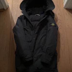 Stone island vinterjacka  - Tjena jag säljer min stone island jacka har ingen användning av den i nuläget, den är i ganska bra skick har haft på mig den 2 helger men sedan tröttnat . Päls kommer också med👍