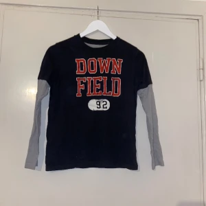 Cool tröja - Säljer pågrund av att jag har rensat i min garderob. Bra kvalitet. Rökfritt hushåll men hund och katt finns i huset<3 Skriv innan du köper gärna. Skickar med nått litet extra😉