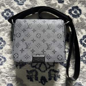 Louis Vuitton bag Gråsvart One size  Helt ny Aldrig använd