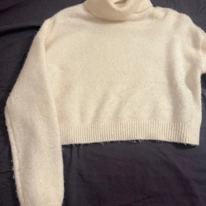 Vit Tröja - Använd få gånger men är liten på mig nu! 