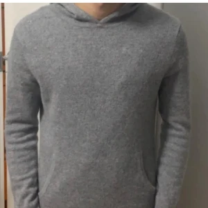 Kashmir hoodie - Fin och otroligt skön Kashmir hoodie/tröja från Lisa Yang. Nypris 3299. Skickas eller mötas upp runt Danderyd.