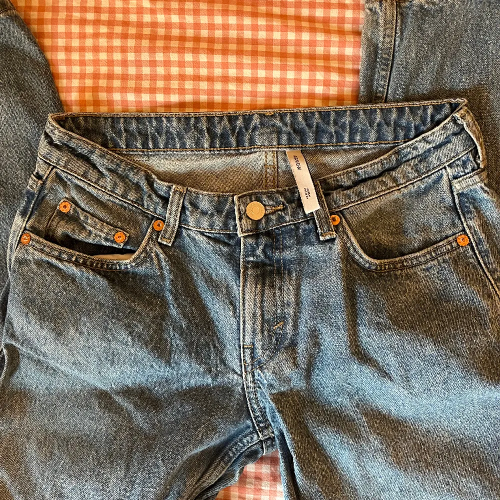 Snygga jeans från Weekday i modellen arrow - raka och lågmidjade. Jättefint skick och säljer för att de tyvärr inte passar längre. Längden passar om man är ca 160-165 och midjan om man är cirkus strl S! Skriv för bilder på eller mått m.m.💓. Jeans & Byxor.