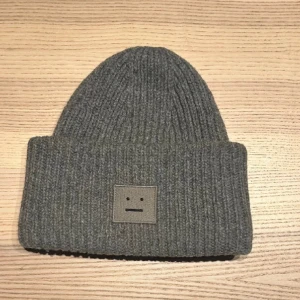 Acne mössa - Säljer en fin acne mössa. Mycket bra skick, köpt förra hösten. Nypris 1400kr 