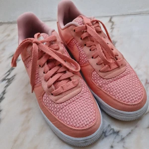 Nike air skor - Säljer Nike air skor i storlek 39 som tyvärr blivit för små. Knappt använda