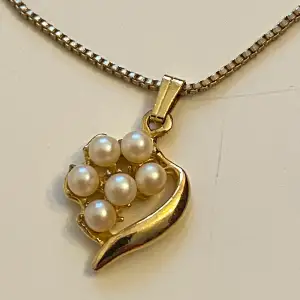 Vintage guldfärgat smyckeset med clipsörhängen och halsband  Smyckade med pärlor  Okänt material 