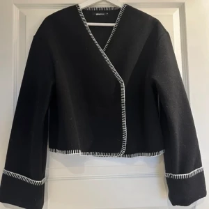 Blanket stitch jacket  - Säljer den här koftan/jackan från Gina i bra skick, inga skavanker! I storlek xs men passar mig som vanligtvis använder s!  Skriv innan köp! ☺️
