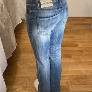 Ett par jeans som sitter baggy på mig då storleken blev lite fel men jättefina om man tycker om jeans som sitter så!!💓Första bilden är på förra ägaren.🥰 Jättefin kvalitet och asballt tryck på fickorna!! 💓❤️ Midjemått tvärs över: 39cm Innerbenslängd: 72cm