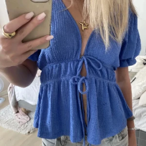 Topp från ginatricot  - Säljer denna fina toppen från ginatricot då den ej används❤️knappt använd och inga defekter!!🥰storlek xs men passarxmih bra som brukar ha s/m